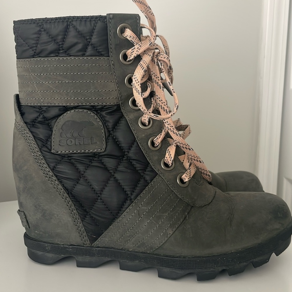 Sorel Joan of Artic Waterproof Wedge lace up bootie 8.5